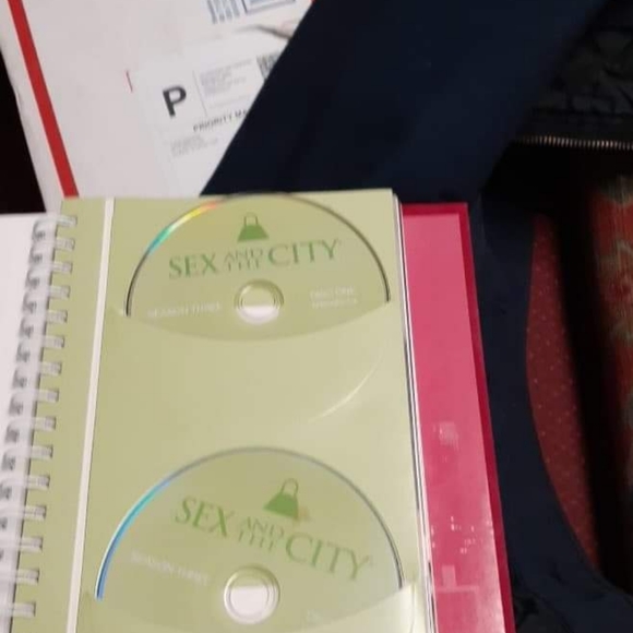 The complete set of DVDs of sex in the city with b - Picture 6 of 8